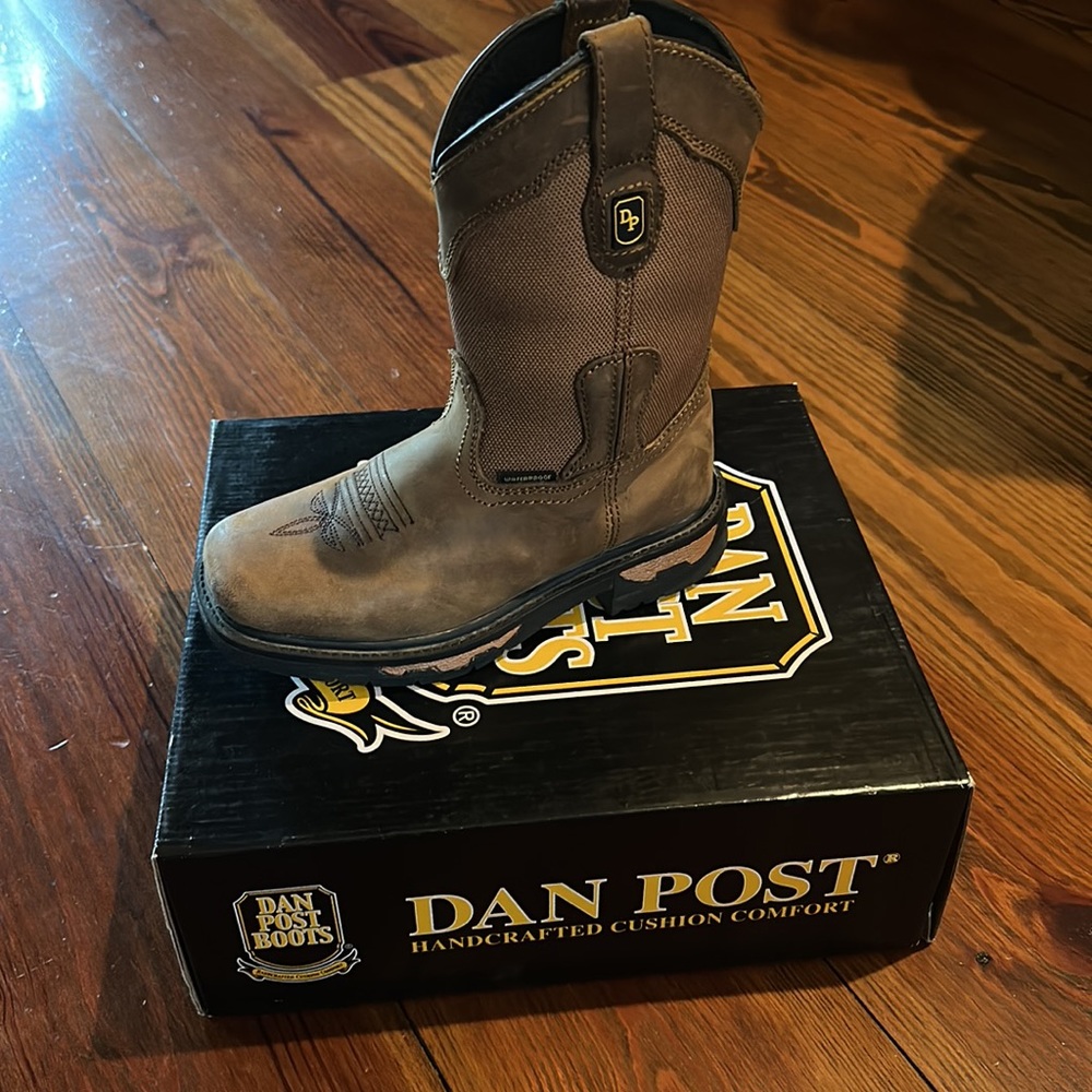 Dan Posts Boots children’s size 1 tan and waterproof